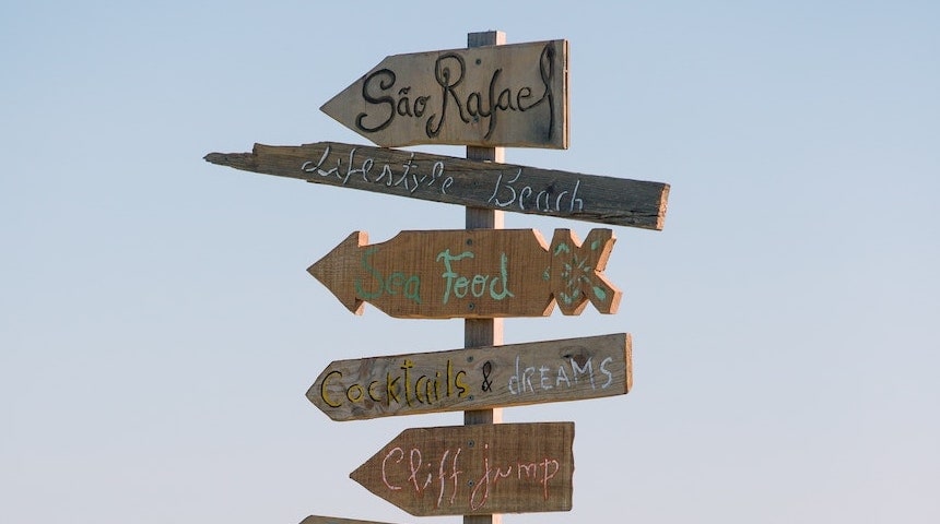 des panneaux indicateurs de direction